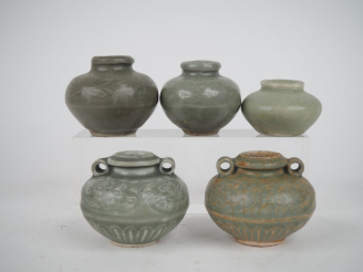 Vente aux enchères Chine, Annam du XIIIe au XVIIe siècle, 5 petits pots globulaires en cé