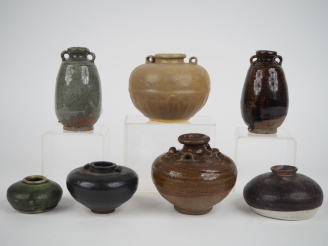 Vente aux enchères Chine, Annam du XIIIe au XVIIe siècle, 7  petits pots ou jarres globul