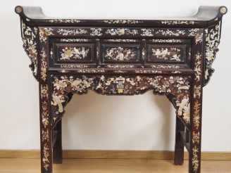 Vente aux enchères Importante console reposant sur 4 pieds en bois de palissandre "dalber