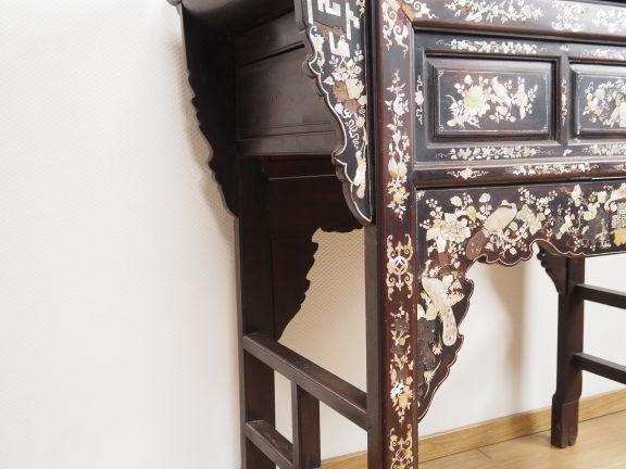 Importante console reposant sur 4 pieds en bois de palissandre "dalber