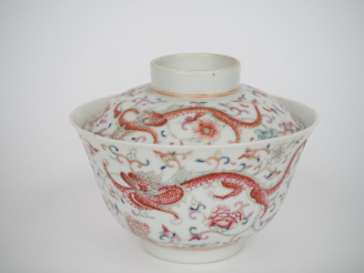 Vente aux enchères Chine, fin XIXe siècle,  Coupe couverte, en porcelaine et émaux de la 