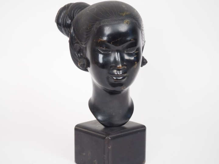 Vietnam, vers 1950, Tête de jeune femme annamite en bronze à patine br