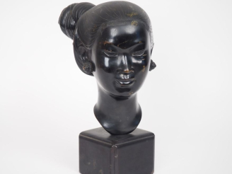 Vente aux enchères Vietnam, vers 1950, Tête de jeune femme annamite en bronze à patine br