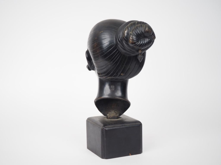 Vietnam, vers 1950, Tête de jeune femme annamite en bronze à patine br