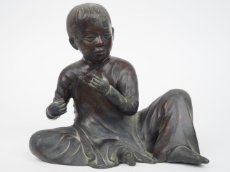 Vente aux enchères Indochine XXe siècle, Bronze patiné représentant un jeune enfant. Oxyd