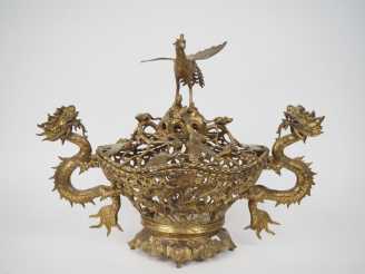 Vente aux enchères Indochine vers 1920, Important diffuseur à parfums en bronze, reposant