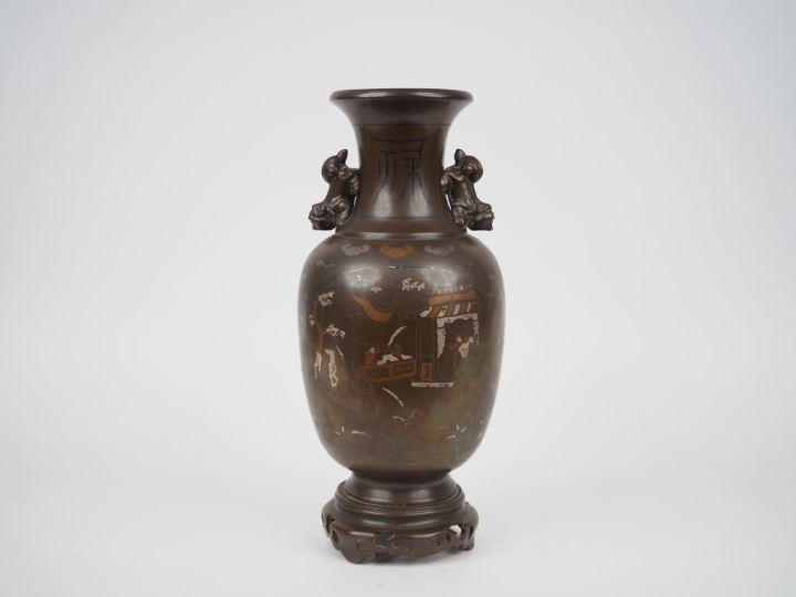 Indochine vers 1920. Vase balustre en bronze à décor niellé d'argent d