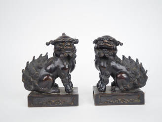Vente aux enchères Indochine XXe siècle, Paire de lions bouddhiques en bronze reposant as