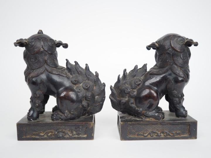 Indochine XXe siècle, Paire de lions bouddhiques en bronze reposant as