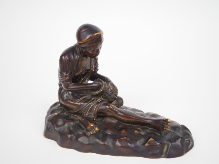 Vietnam, XXe siècle,  Groupe en bronze représentant une femme annamite