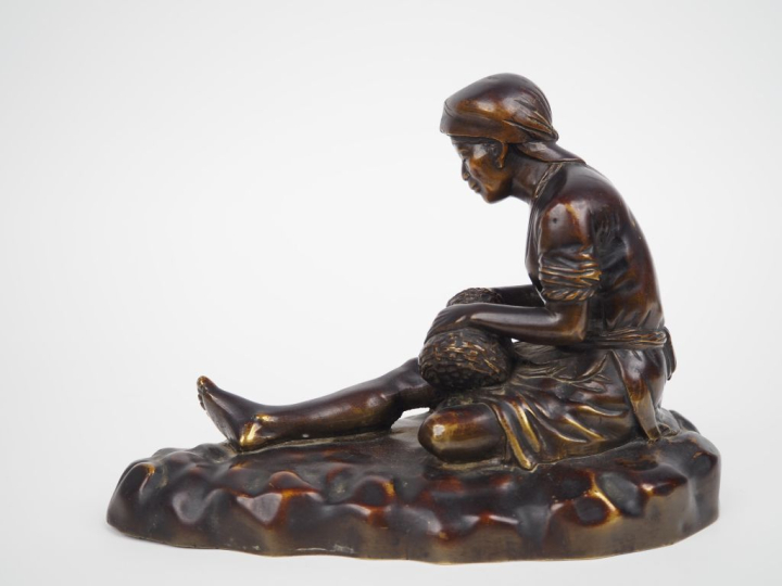 Vietnam, XXe siècle,  Groupe en bronze représentant une femme annamite