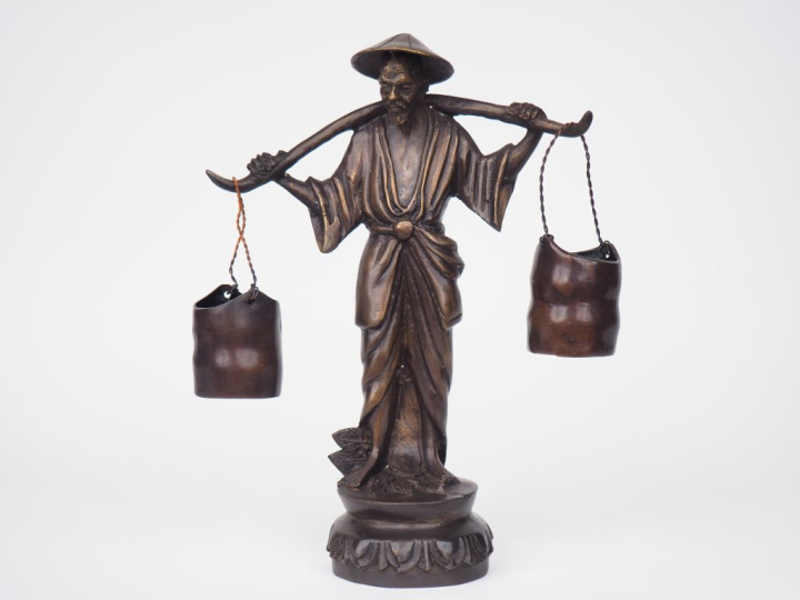 Vietnam XXe siècle, Satuette en bronze, représentant un paysan debout 