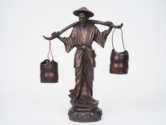 Vente aux enchères Vietnam XXe siècle, Satuette en bronze, représentant un paysan debout 