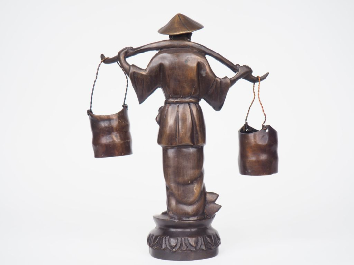 Vietnam XXe siècle, Satuette en bronze, représentant un paysan debout 