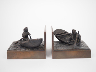 Vente aux enchères Indochine XXe siècle,  Paire de serres livres en bronze, représentant 