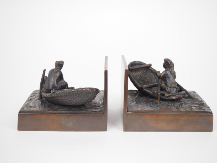 Indochine XXe siècle,  Paire de serres livres en bronze, représentant 