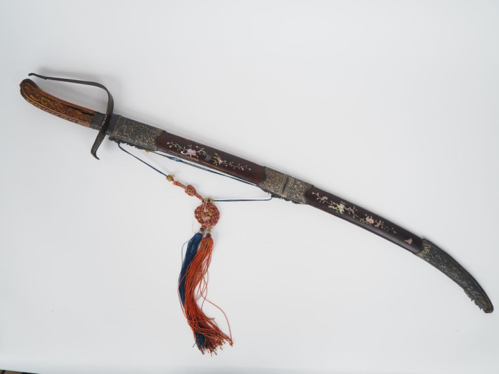 Indochine, fin XIXe siècle,  Sabre d'apparat, le fourreau en bois de p