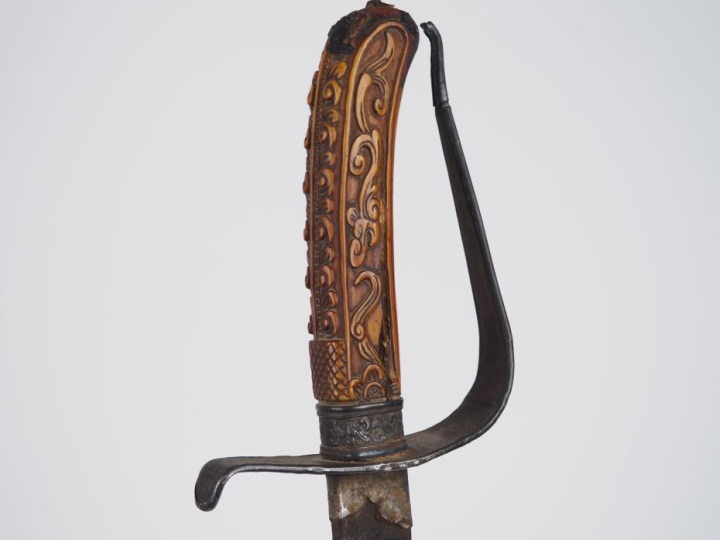 Indochine, fin XIXe siècle,  Sabre d'apparat, le fourreau en bois de p