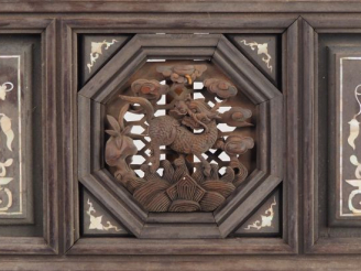 Vente aux enchères Paire de panneaux en bois sculpté de dragons complété par une marquete