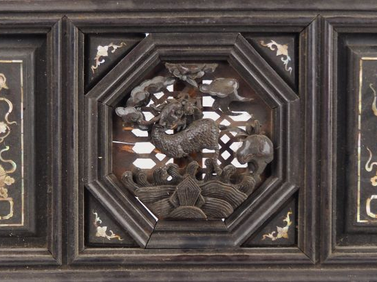 Paire de panneaux en bois sculpté de dragons complété par une marquete