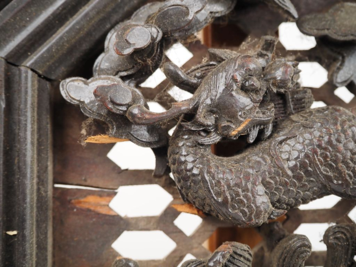 Paire de panneaux en bois sculpté de dragons complété par une marquete