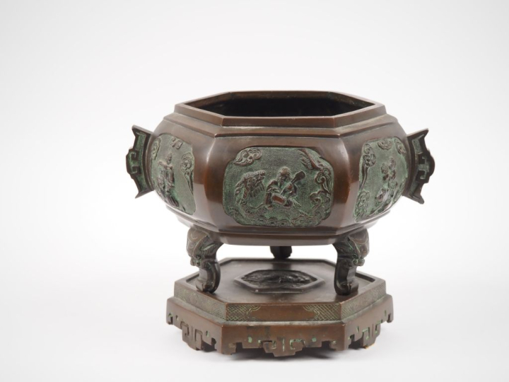 	Indochine, fin XIXe siècle, Brûle parfum tripode couvert, de forme he