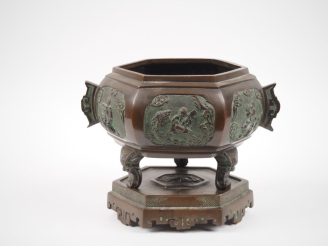 Vente aux enchères 	Indochine, fin XIXe siècle, Brûle parfum tripode couvert, de forme he