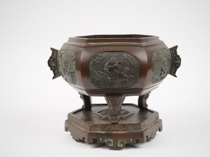 	Indochine, fin XIXe siècle, Brûle parfum tripode couvert, de forme he