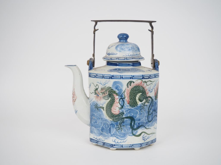 Vietnam, Xxe siècle, Importante theière en porcelaine émaillée bleu bl