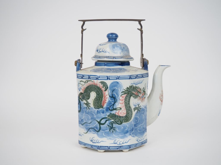 Vietnam, Xxe siècle, Importante theière en porcelaine émaillée bleu bl