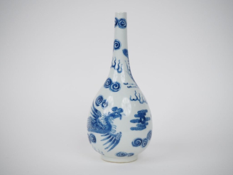 Vente aux enchères Vietnam,fin  XIXe siècle,  Vase bouteille en porcelaine blanche, à déc
