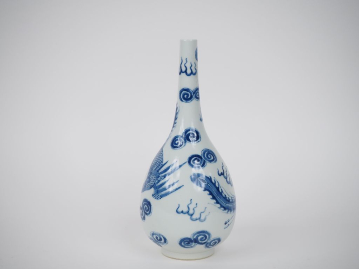 Vietnam,fin  XIXe siècle,  Vase bouteille en porcelaine blanche, à déc
