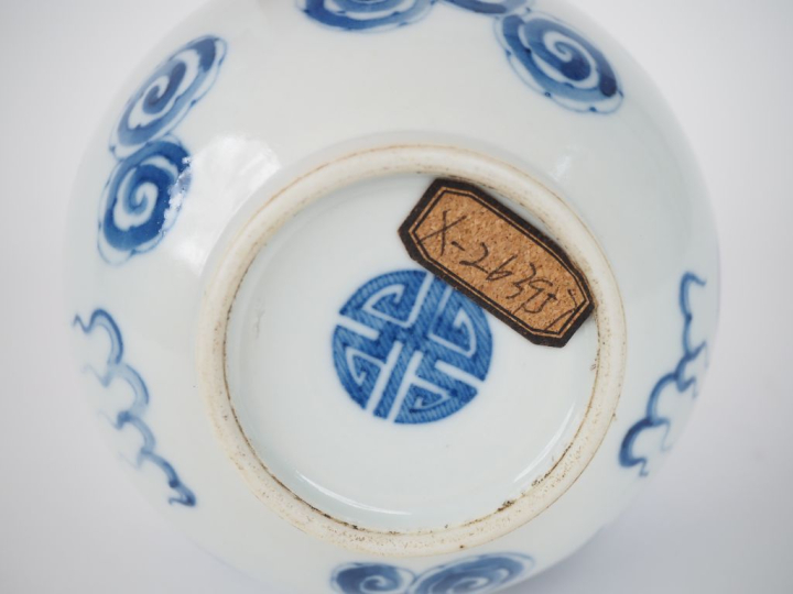 Vietnam,fin  XIXe siècle,  Vase bouteille en porcelaine blanche, à déc