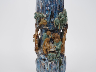 Vente aux enchères Indochine, vers 1900, Vase en céramique émaillée vert, brun et bleu, à