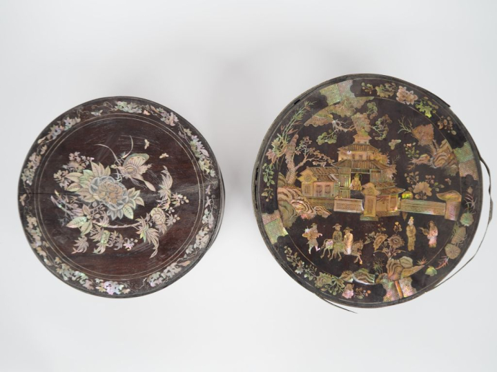 Indochine vers 1920-30,  Deux boîtes circulaires couvertes, en bois de