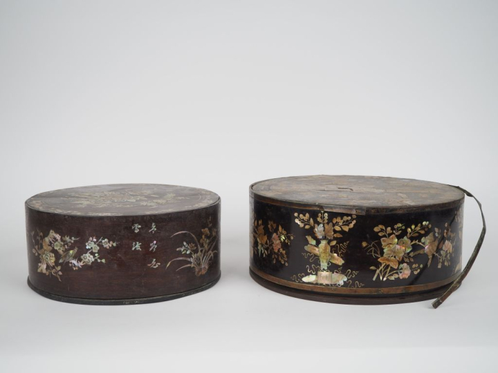 Indochine vers 1920-30,  Deux boîtes circulaires couvertes, en bois de