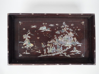 Vente aux enchères Indochine, vers 1920, Important plateau à thé, en bois de palissandre 