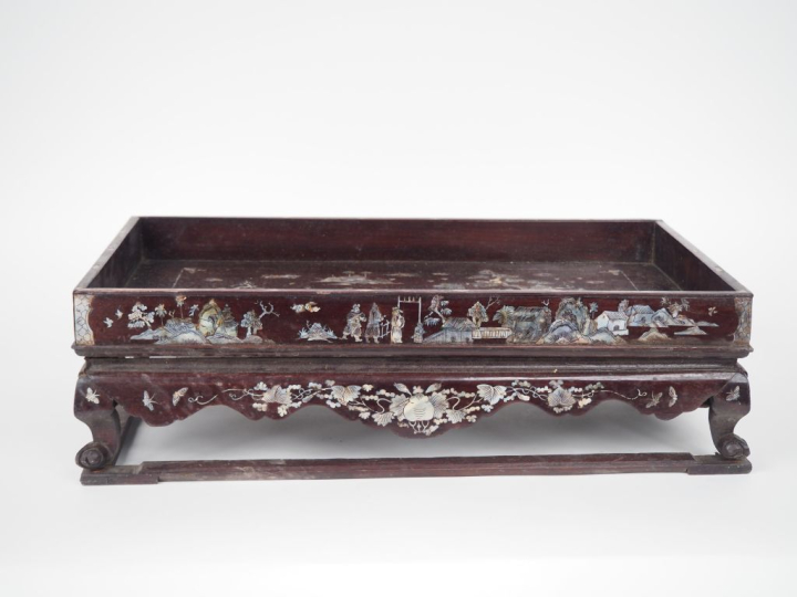 Indochine, vers 1920, Important plateau à thé, en bois de palissandre 