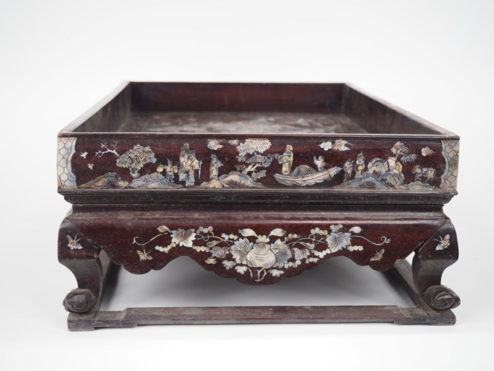 Indochine, vers 1920, Important plateau à thé, en bois de palissandre 