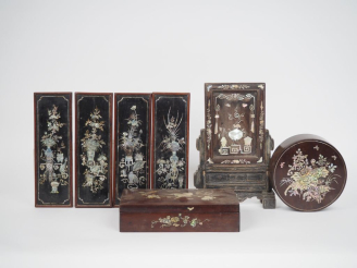 Vente aux enchères Indochine, vers 1920, Sept pièces en bois de palissandre "dalbergia co