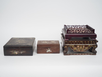 Vente aux enchères Indochine XXe siècle, Quatre objets en bois de palissandre "dalbergia 