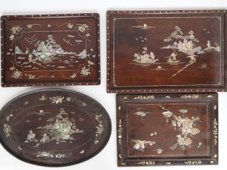 Vente aux enchères Indochine XXe siècle, Quatre plateaux, dont trois de forme rectangulai