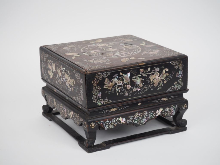 Indochine vers1920,  Coffret couvert en bois de palissandre "dalbergia