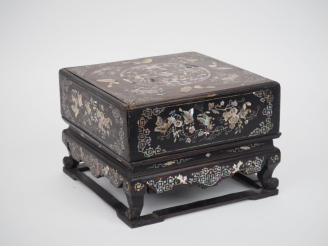 Vente aux enchères Indochine vers1920,  Coffret couvert en bois de palissandre "dalbergia