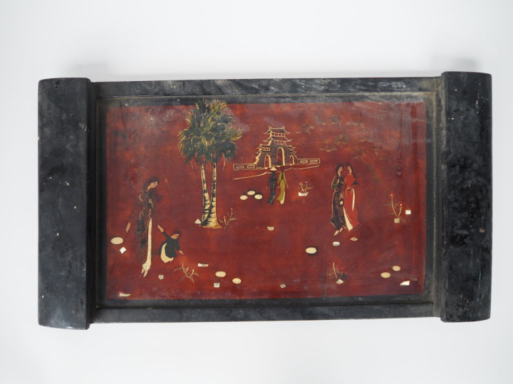 Vietnam, XXe siècle, Plateau en bois laqué à décor rouge, brun et reha