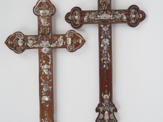 Vente aux enchères Indochine, vers 1920, Deux croix en bois de palissandre "dalbergia coc