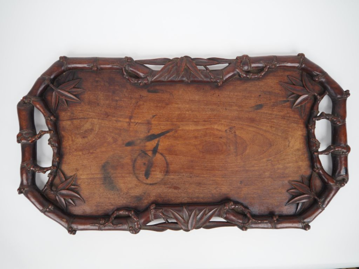 Vietnam, XXe siècle,  Important plateau à thé en bois , le pourtour et