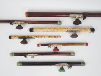 Vente aux enchères Indochine, XXe siècle, Lot comprenant cinq pipes à opium en bambou, le