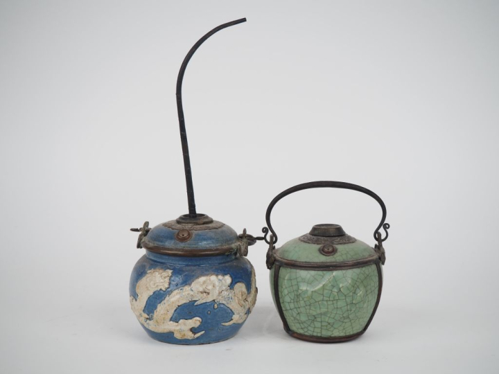 Indochine vers 1920, Deux pipes à eau en céramique émaillée bleu orné 