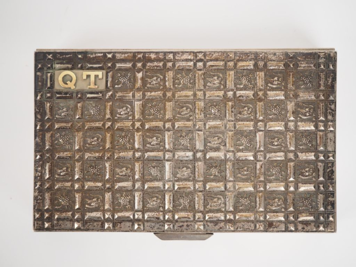 	Indochine, vers 1900-1920,  Nécessaire de toilette en argent repoussé